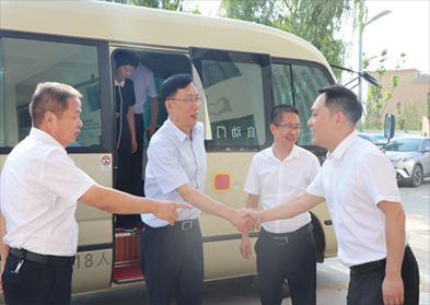 省政協(xié)副主席魏增軍一行青創(chuàng)協(xié)會(huì)委員工作室調(diào)研指導(dǎo)工作。安康市政協(xié)主席周建功、安康市委常委、副市長(zhǎng)陳暉陪同調(diào)研