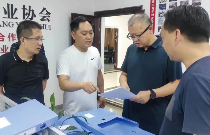 安康市政協(xié)秘書長丁關(guān)軍，副秘 書長、辦公室主任蔣軍調(diào)研指導(dǎo)青 創(chuàng)協(xié)會委員工作室，市政協(xié)委員、 公司總經(jīng)理李德奎做匯報介紹